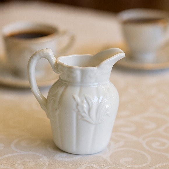 Vintage 1960s Twos Company White Ceramic Creamer Pitcher Elmsford NY Mid Century - Picture 1 of 6